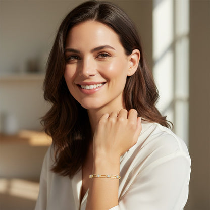 Perlizia gold-plated S925 sterling silver paperclip bracelet with 0.3ct moissanite stones and heart tag.