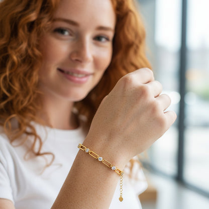 Perlizia gold-plated S925 sterling silver paperclip bracelet with 0.3ct moissanite stones and heart tag.