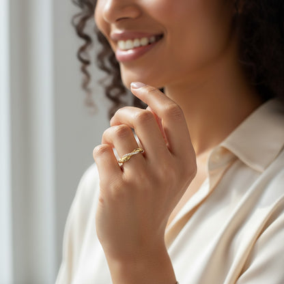 Perlizia gold-plated S925 silver ring with twisted band and pavé moissanite stones.