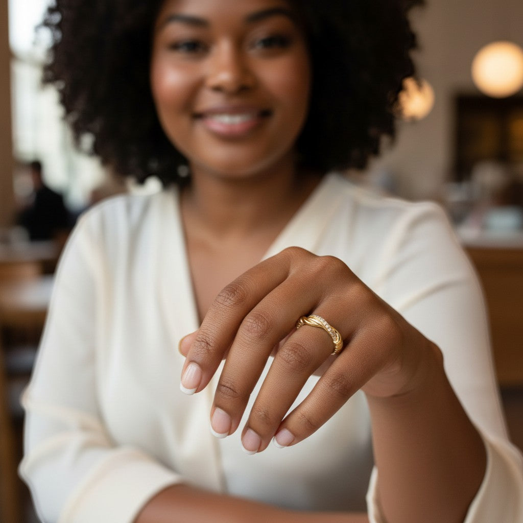 Perlizia gold-plated S925 silver ring with twisted band and pavé moissanite stones.
